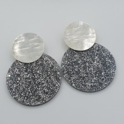 Zilveren oorbellen met grote ronde zilveren glitter resin