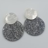 Zilveren oorbellen met grote ronde zilveren glitter resin