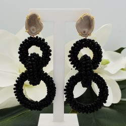 Oorbellen met Agaat geode en ringen van zwarte kraaltjes