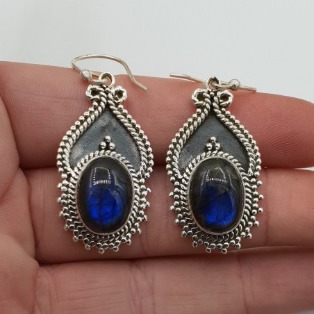 Zilveren oorbellen met ovale cabochon Labradoriet in bewerkte setting