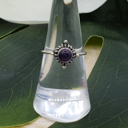 Zilveren ring gezet met kleine ronde Amethist 16.5 mm