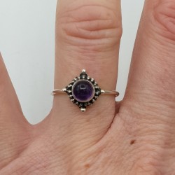 Zilveren ring gezet met kleine ronde Amethist 16.5 mm