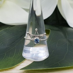 Zilveren ring gezet met kleine ronde blauw Topaas 18.5 mm