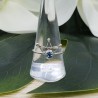 Zilveren ring gezet met kleine ronde blauw Topaas 18.5 mm