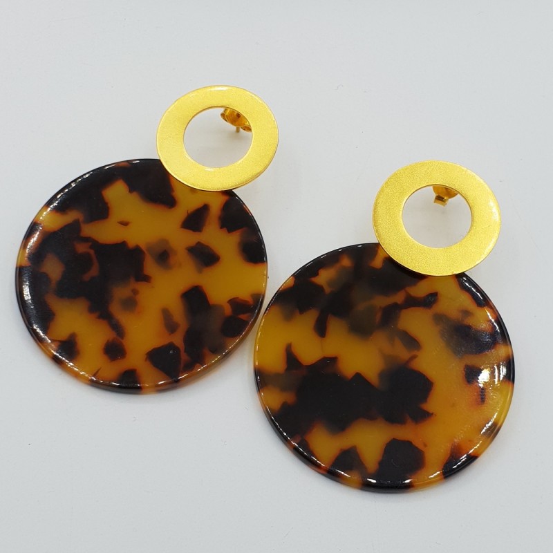 Vergulde oorbellen met grote schildpad resin hanger