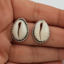 Zilveren oorknoppen gezet met Cowrie schelp