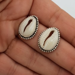 Zilveren oorknoppen gezet met Cowrie schelp
