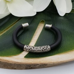 Zilveren armband bangle van rubber en bewerkt zilver