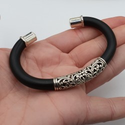 Zilveren armband bangle van rubber en bewerkt zilver