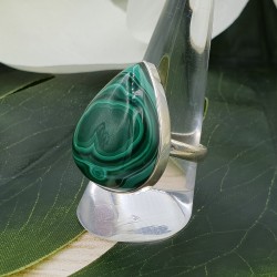 Zilveren ring gezet met brede druppelvormige Malachiet 19 mm