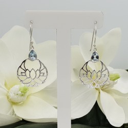 Zilveren oorbellen lotus bloem gezet met blauw Topaas
