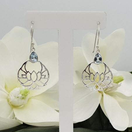 Zilveren oorbellen lotus bloem gezet met blauw Topaas