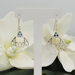 Zilveren oorbellen lotus bloem gezet met blauw Topaas
