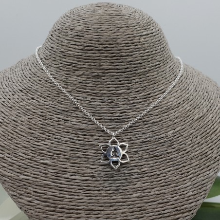 Zilveren ketting met lotus hanger met mediterende Boeddha