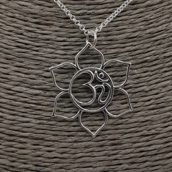 Zilveren ketting met open lotus hanger met Ohm teken