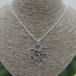 Zilveren ketting met open lotus hanger met Ohm teken