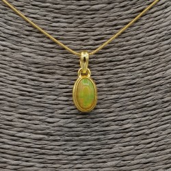 Vergulde ketting met hanger gezet met ovale Etiopische Opaal