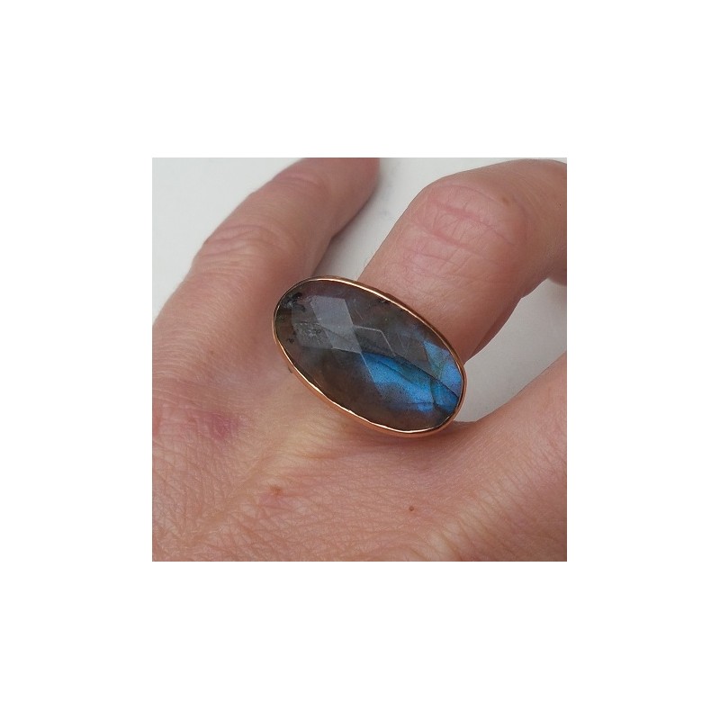 Vergulde ring met dwarsliggende ovale facet Labradoriet 17.3 mm