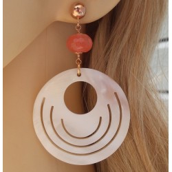 Rosé vergulde oorbellen met ronde Parelmoer en Cherry Quartz