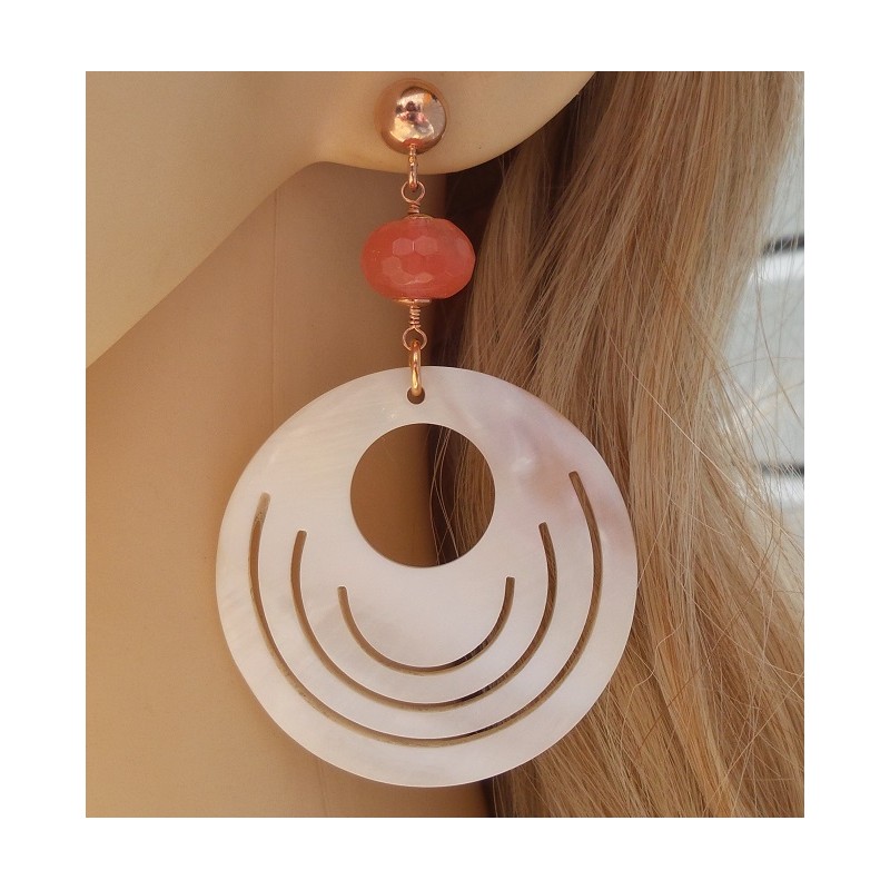 Rosé vergulde oorbellen met ronde Parelmoer en Cherry Quartz