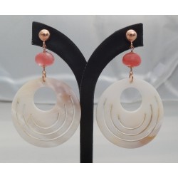 Rosé vergulde oorbellen met ronde Parelmoer en Cherry Quartz