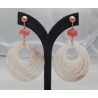 Rosé vergulde oorbellen met ronde Parelmoer en Cherry Quartz