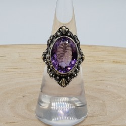 Zilveren ring met ovale facet Amethist en bewerkte kop 16.5 mm