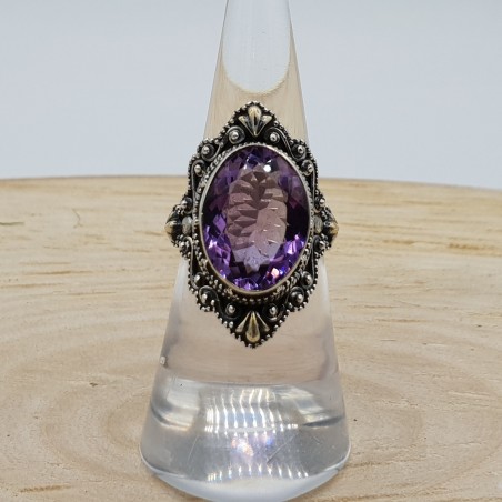 Zilveren ring met ovale facet Amethist en bewerkte kop 16.5 mm