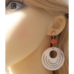 Rosé vergulde oorbellen met ronde Parelmoer en Cherry Quartz