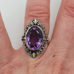 Zilveren ring met ovale facet Amethist en bewerkte kop 16.5 mm