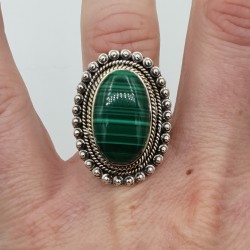 Zilveren ring gezet met Malachiet en bewerkte kop 16.5 mm