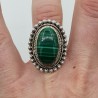 Zilveren ring gezet met Malachiet en bewerkte kop 16.5 mm