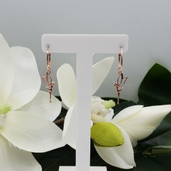 Rosé vergulde oorbellen met elf hanger