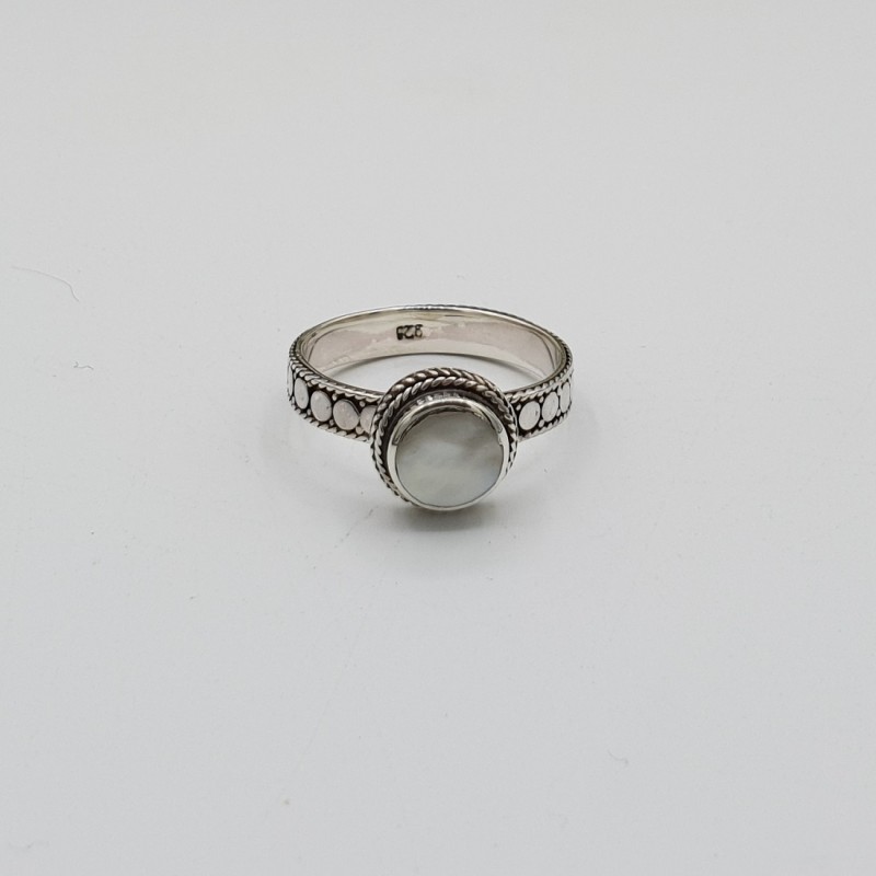 Zilveren ring gezet met ronde Parelmoer
