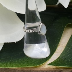 Zilveren ring gezet met druppelvormige Parelmoer