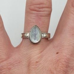 Zilveren ring gezet met druppelvormige Parelmoer