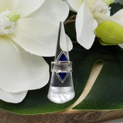 Zilveren ring gezet met driehoekige blauw Abalone schelp