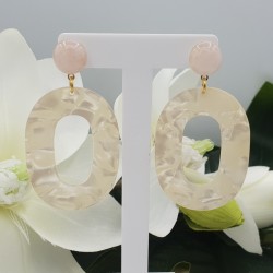 Oorbellen met Rozenkwarts en ivoor witte resin hanger