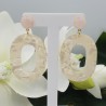Oorbellen met Rozenkwarts en ivoor witte resin hanger