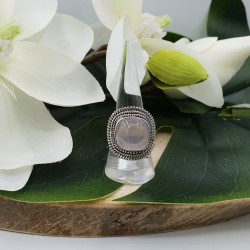 Zilveren ring met vierkante Rozenkwarts en bewerkte kop 18 mm