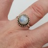 Zilveren ring gezet met ronde regenboog Maansteen 16.5 mm