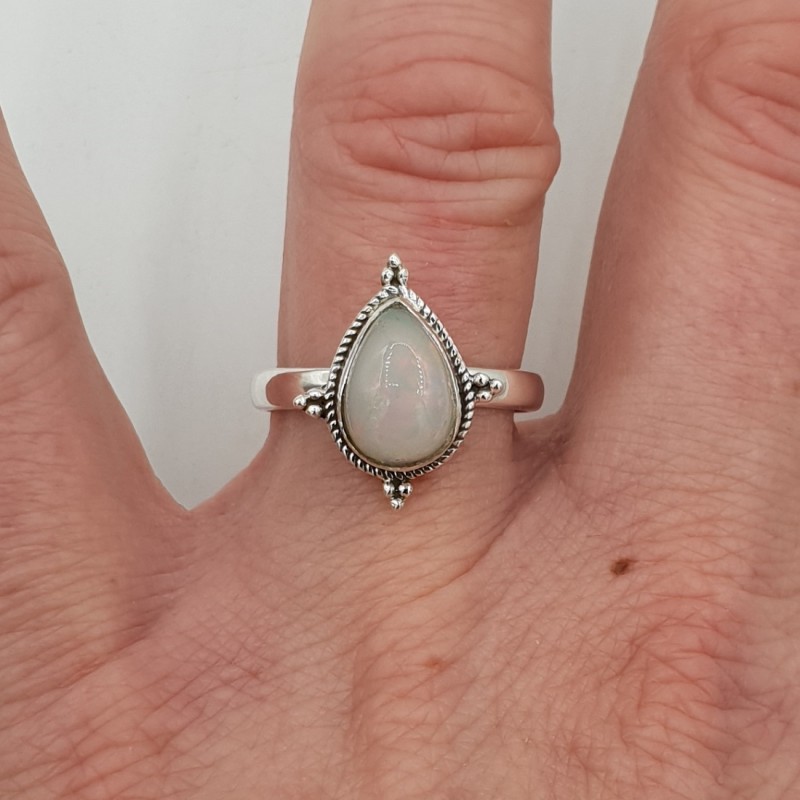 Zilveren ring gezet met druppelvormige Ethiopische Opaal 18 mm