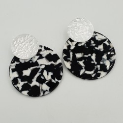 Zilveren oorbellen met grote ronde zwarte witte resin hanger