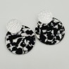 Zilveren oorbellen met grote ronde zwarte witte resin hanger