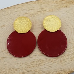 Vergulde oorbellen met grote ronde rode resin hanger