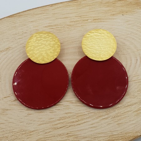 Vergulde oorbellen met grote ronde rode resin hanger