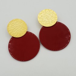 Vergulde oorbellen met grote ronde rode resin hanger