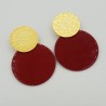 Vergulde oorbellen met grote ronde rode resin hanger