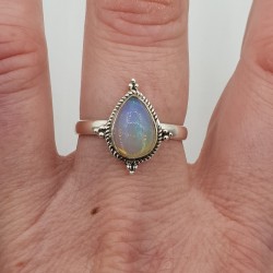 Zilveren ring met druppelvormige Ethiopische Opaal maaat 18.5 mm