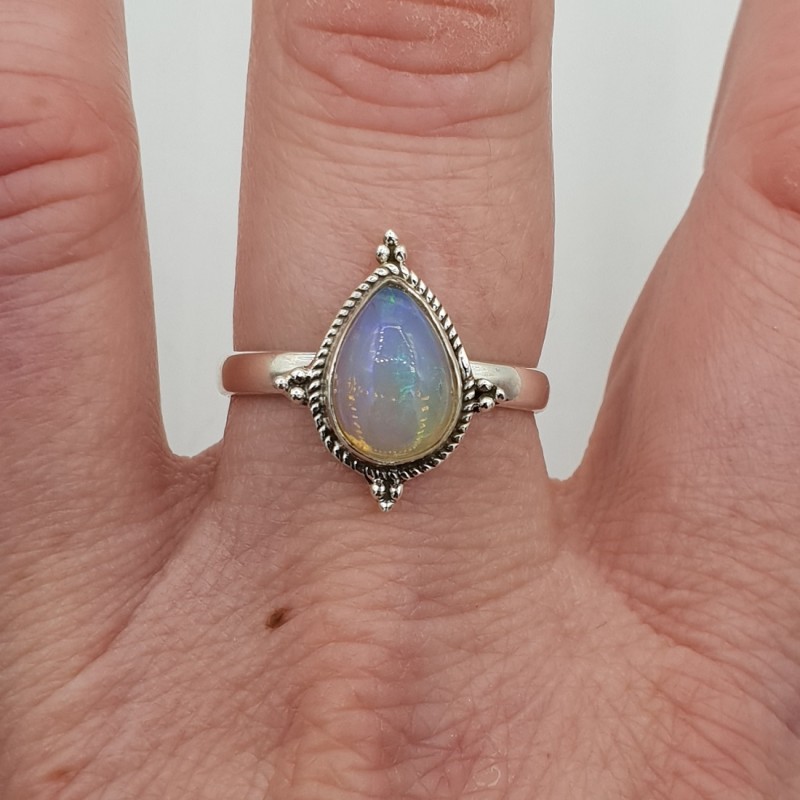 Zilveren ring met druppelvormige Ethiopische Opaal maaat 18.5 mm